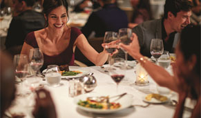 Cena en el restaurante a bordo. CrucerosMediterraneo.com Cena en el restaurante a bordo. CrucerosMediterraneo.com