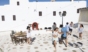 Clase de baile griego en Mykonos. CrucerosMediterraneo.com Clase de baile griego en Mykonos. CrucerosMediterraneo.com