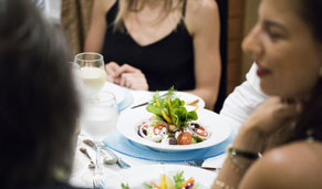 Gastronomía griega a bordo. CrucerosMediterraneo.com Gastronomía griega a bordo. CrucerosMediterraneo.com