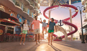 Familia paseando por el Boardwalk de Royal Caribbean. CrucerosMediterraneo.com Familia paseando por el Boardwalk de Royal Caribbean. CrucerosMediterraneo.com