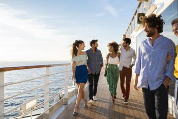 Grupo de amigos en un crucero por el Mediterráneo. CrucerosMediterraneo.com