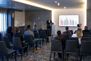 Reunión de trabajo en un crucero por el Mediterráneo. CrucerosMediterraneo.com