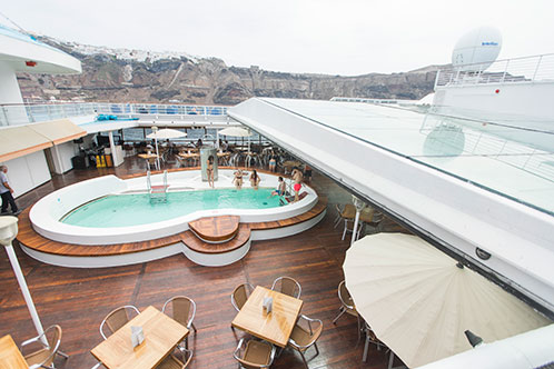 Piscina a bordo, Celestyal Cruises. SoloCruceros.com