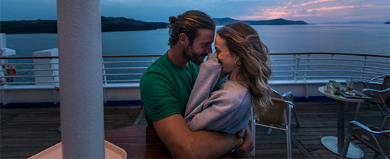 Pareja disfrutando de su luna de miel en un crucero Celestyal Cruises. SoloCruceros.com