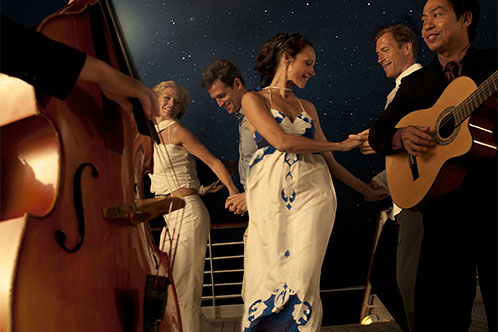 Música y conversación, Observation Bar. SoloCruceros.com Música y conversación, Observation Bar. SoloCruceros.com