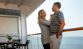 Pareja disfrutando del camarote. CrucerosMediterraneo.com Pareja disfrutando del camarote. CrucerosMediterraneo.com