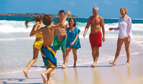 Familia al completo disfrutando de la playa, vacaciones por el Mediterráneo. CrucerosMediterraneo.com Familia al completo disfrutando de la playa, vacaciones por el Mediterráneo. CrucerosMediterraneo.com