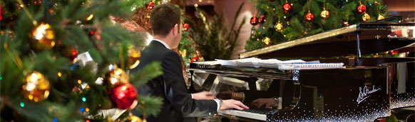 Ambiente navideño a bordo, hombre tocando el piano. CrucerosMediterraneo.com Ambiente navideño a bordo, hombre tocando el piano. CrucerosMediterraneo.com