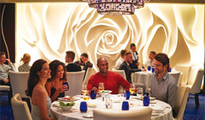 Gastronomía Premium a bordo, amigos disfrutando de la cena. CrucerosMediterraneo.com Gastronomía Premium a bordo, amigos disfrutando de la cena. CrucerosMediterraneo.com
