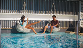 Pareja disfrutando de la piscina y el amor. CrucerosMediterraneo.com Pareja disfrutando de la piscina y el amor. CrucerosMediterraneo.com