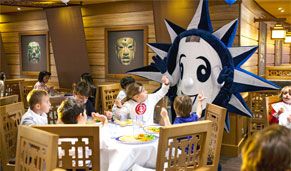 Niños divirtiéndose mientras cenan. CrucerosMediterraneo.com Niños divirtiéndose mientras cenan. CrucerosMediterraneo.com