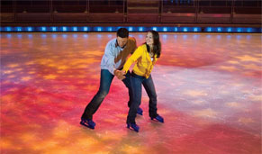 Pareja disfrutando del skating a bordo. CrucerosMediterraneo.com Pareja disfrutando del skating a bordo. CrucerosMediterraneo.com