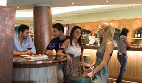 Grupo de amigos disfrutando de un minicrucero. CrucerosMediterraneo.com Grupo de amigos disfrutando de un minicrucero. CrucerosMediterraneo.com