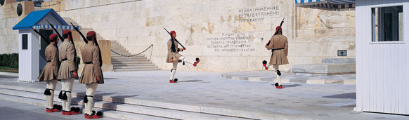 Cambio de guardia presidencial frente al Parlamento Griego. CrucerosMediterraneo.com Cambio de guardia presidencial frente al Parlamento Griego. CrucerosMediterraneo.com