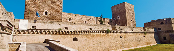 Castillo Nomando-Svevo, joya de la ciudad. CrucerosMediterraneo.com Castillo Nomando-Svevo, joya de la ciudad. CrucerosMediterraneo.com
