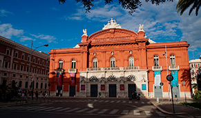 Teatro Petruzzelli, destaca su bonito color rojizo. CrucerosMediterraneo.com Teatro Petruzzelli, destaca su bonito color rojizo. CrucerosMediterraneo.com