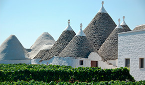 El encanto del pueblo Alberobello, a una hora de Bari y patrimonio de la humanidad. CrucerosMediterraneo.com El encanto del pueblo Alberobello, a una hora de Bari y patrimonio de la humanidad. CrucerosMediterraneo.com