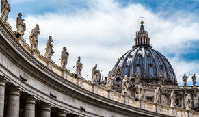 Estatuas de Santos en la Plaza San Pedro del Vaticano. CrucerosMediterraneo.com Estatuas de Santos en la Plaza San Pedro del Vaticano. CrucerosMediterraneo.com