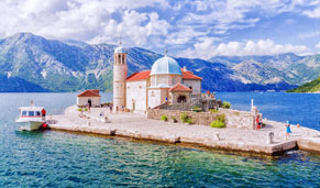 El encanto de la pequeña isla del puerto de Kotor. CrucerosMediterraneo.com El encanto de la pequeña isla del puerto de Kotor. CrucerosMediterraneo.com