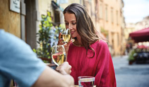 Pareja saboreando un excelente vino blanco en La Spezia. CrucerosMediterraneo.com Pareja saboreando un excelente vino blanco en La Spezia. CrucerosMediterraneo.com