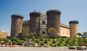 Castillo Nuovo, Maschio Angioino, en la ciudad de Nápoles. CrucerosMediterraneo.com Castillo Nuovo, Maschio Angioino, en la ciudad de Nápoles. CrucerosMediterraneo.com