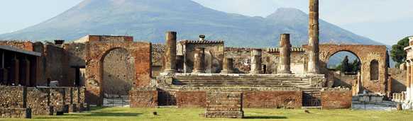 Ciudad romana Pompeya y monte Vesubio de fondo. CrucerosMediterraneo.com Ciudad romana Pompeya y monte Vesubio de fondo. CrucerosMediterraneo.com