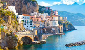 Sorrento, pequeña ciudad costera en la Costa Amalfitana. CrucerosMediterraneo.com Sorrento, pequeña ciudad costera en la Costa Amalfitana. CrucerosMediterraneo.com