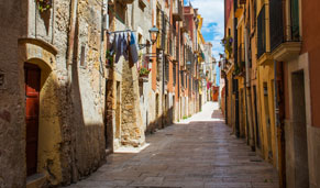 Calle antigua de Tarragona, casco medieval histórico. CrucerosMediterraneo.com Calle antigua de Tarragona, casco medieval histórico. CrucerosMediterraneo.com
