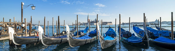 Góndolas en un canal de Venecia. CrucerosMediterraneo.com Góndolas en un canal de Venecia. CrucerosMediterraneo.com