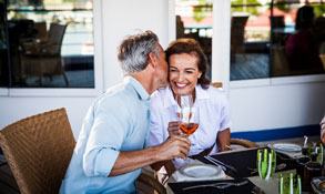 Cruceros de lujo por el Mediterráneo, pareja disfrutando a bordo. CrucerosMediterraneo.com