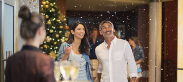 Pareja celebrando Navidad a bordo de un crucero. CrucerosMediterraneo.com