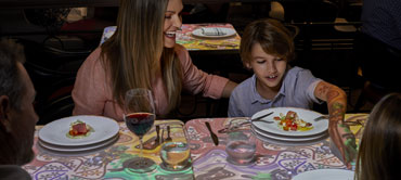Semana Santa en crucero, familia disfrutando de la cena en el restaurante de a bordo. CrucerosMediterraneo.com