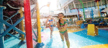 Cruceros en Verano por el Mediterráneo, niña disfrutando de la piscina a bordo. CrucerosMediterraneo.com