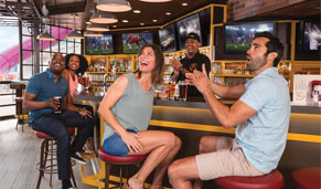 Parejas disfrutando a bordo de un partido de futbol. CrucerosMediterraneo.com Parejas disfrutando a bordo de un partido de futbol. CrucerosMediterraneo.com