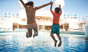 Niños saltando a la piscina de un crucero Princess. CrucerosMediterraneo.com Niños saltando a la piscina de un crucero Princess. CrucerosMediterraneo.com