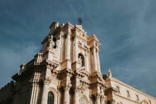 cruceros-con-parada-en-siracusa-sicilia-clasica-al-borde-del-mar